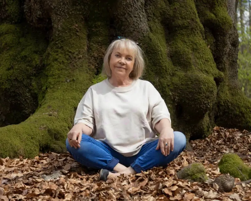 Ella della Rovere beim Meditieren im Wald